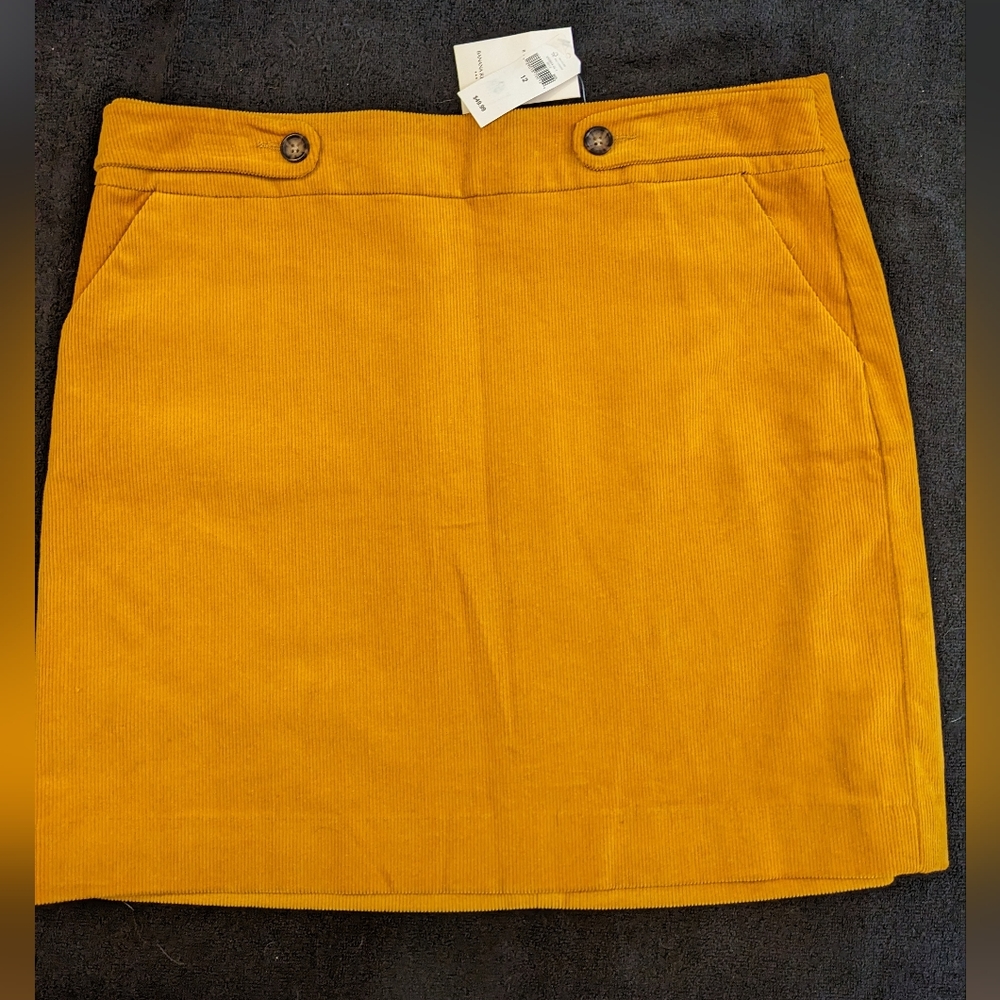 Banana Republic NWT women's, size 12, corduroy mini skirt.
